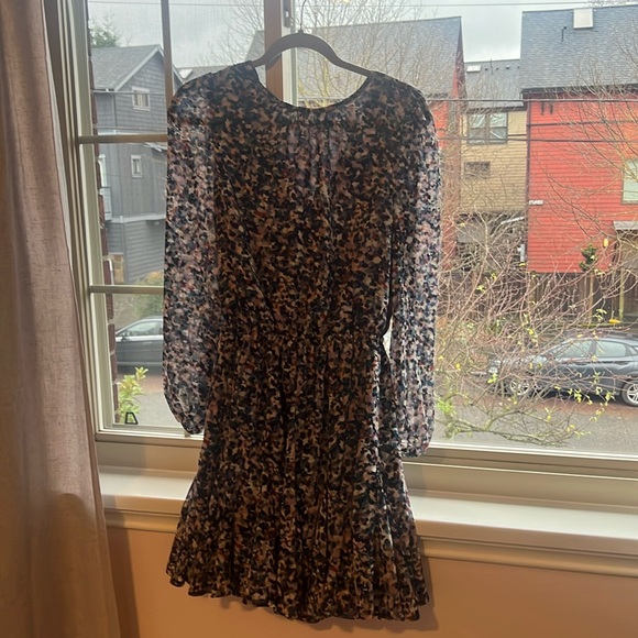 Evereve Dress. Worn once just not my style.

Lined and just above the knee - Picture 1 of 3